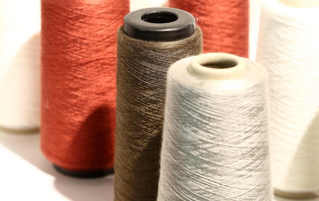 Bir tekstil ürününün dayanıklılığı, dokusu ve performansı doğrudan kullanılan ipliğin kalitesine bağlıdır.