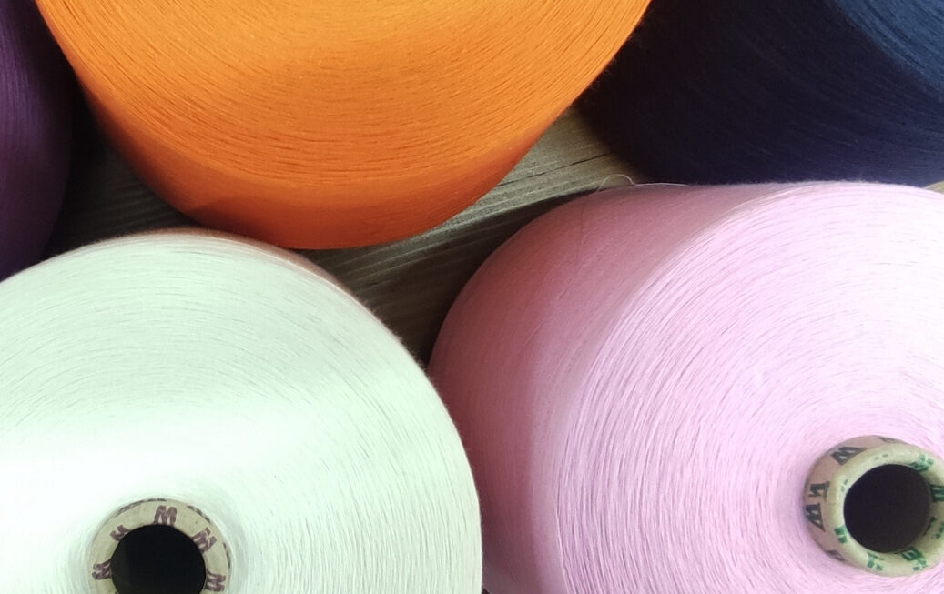 Tekstil sektörü, dünya genelinde çevresel etkisi yüksek sektörlerden biridir. Bu nedenle sürdürülebilir üretim anlayışı artık bir tercih değil, zorunluluktur.