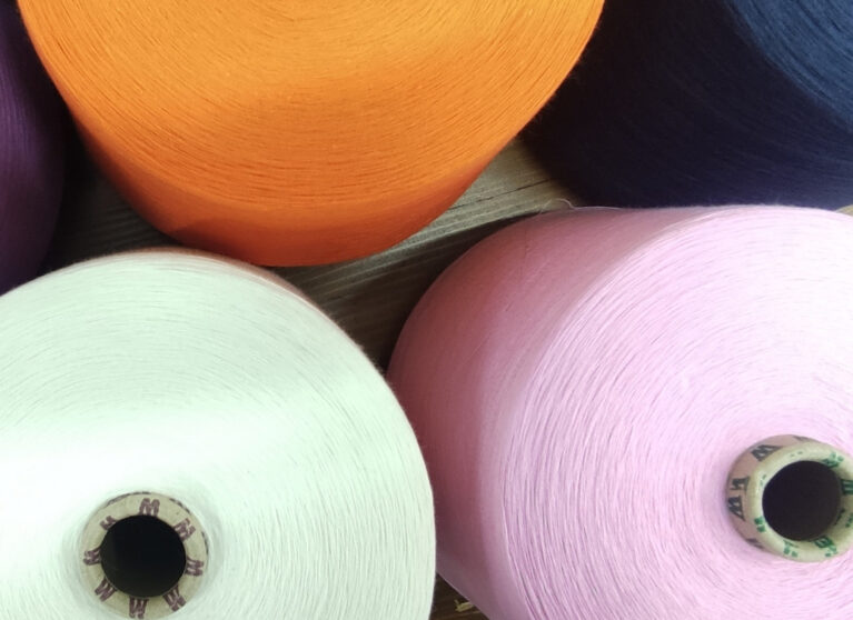 Tekstil sektörü, dünya genelinde çevresel etkisi yüksek sektörlerden biridir. Bu nedenle sürdürülebilir üretim anlayışı artık bir tercih değil, zorunluluktur.